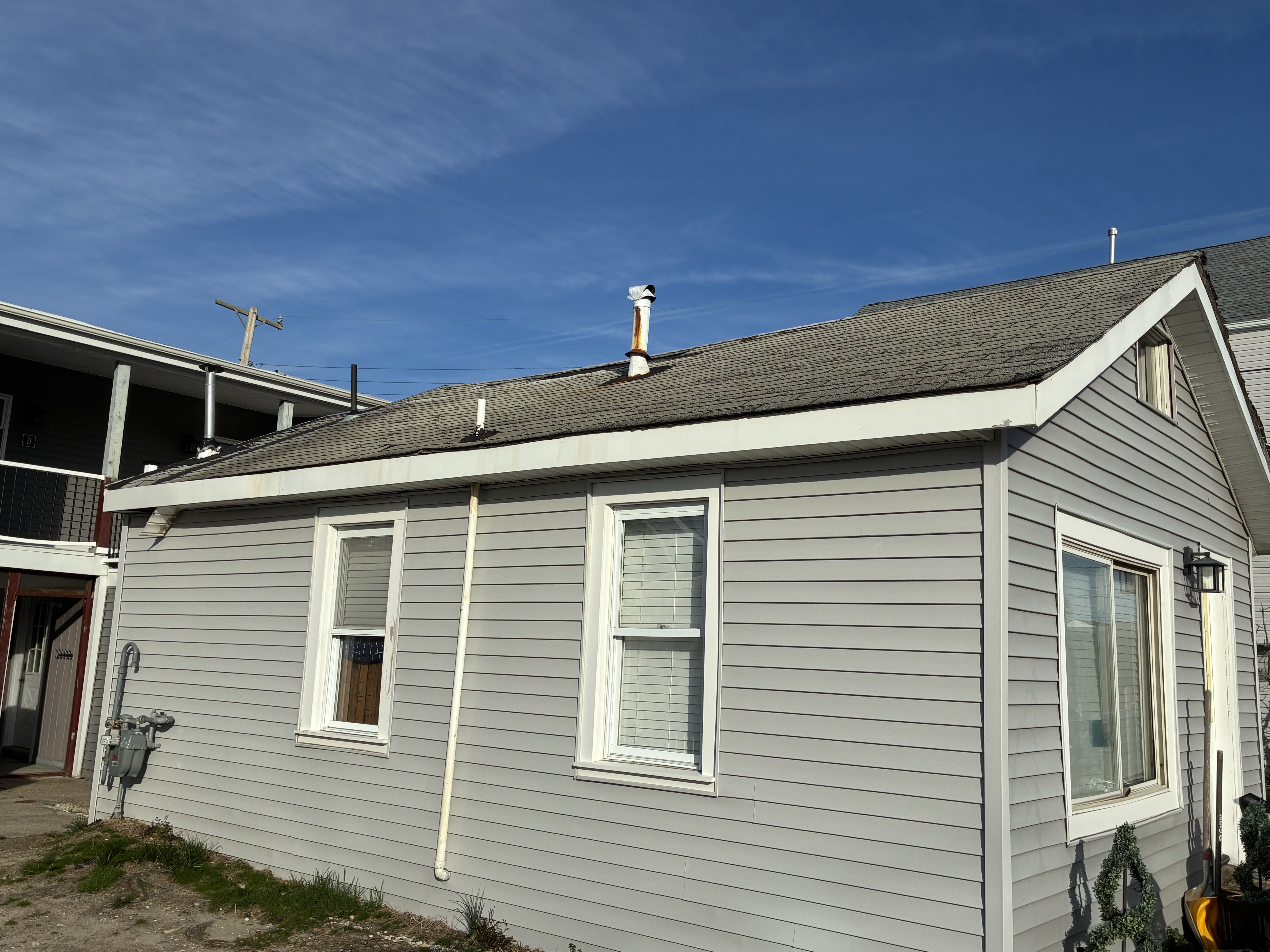 Roofing crew completing a roof build in South Jersey